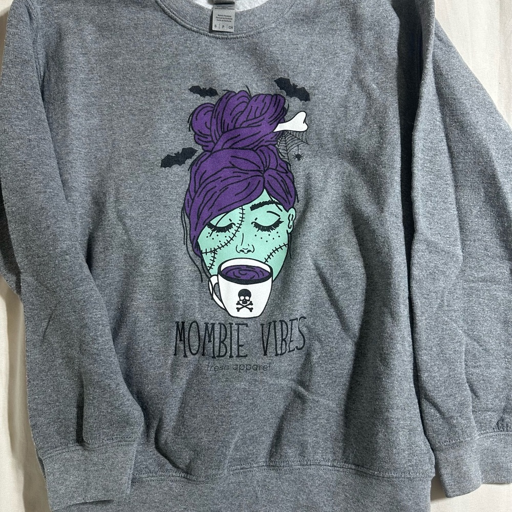 Gildan Gray Crew Neck Sweater with Graphic MOMBIE Design